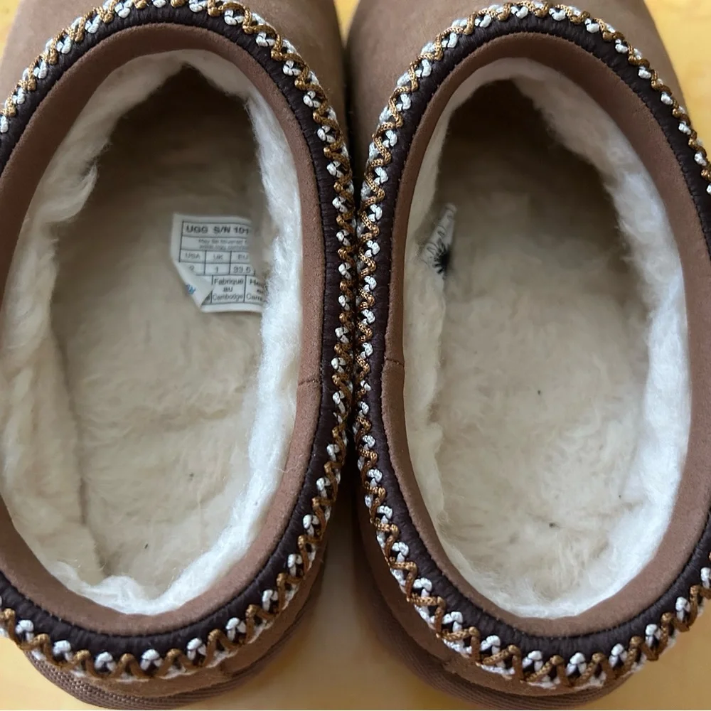UGG girls short booties, Sz 2